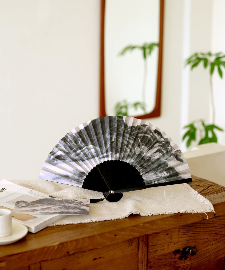 인왕제색도 접이식 부채. 11월 미국 워싱턴 스미스소니언 국립아시아미술관에서 개막하는 이건희 컬렉션 특별전에 나간다. /국립박물관문화재단