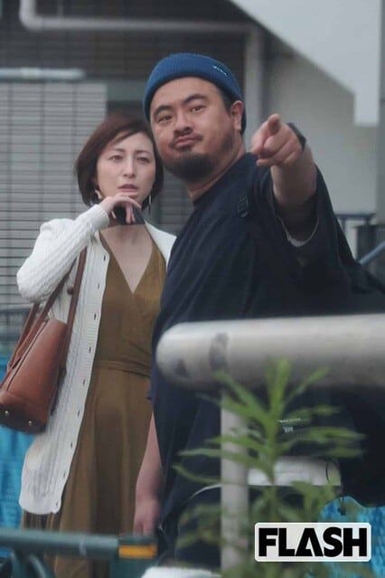 2023년 불륜설에 휘말린 일본 배우 히로스에 료코(왼쪽)와 스타 셰프 토바 슈사쿠/주간 FLASH