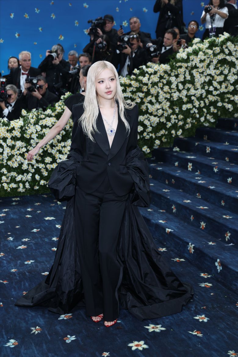 로제가 2025 멧 갈라 카펫 위에서 포즈를 취하고 있다. /EPA 연합뉴스