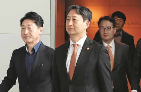 체코 출국하는 안덕근 장관 - 안덕근(맨 앞) 산업통상자원부 장관이 체코 신규 원전 계약 체결식에 참석하기 위해 6일 오전 인천국제공항에서 출국하고 있다. /뉴스1