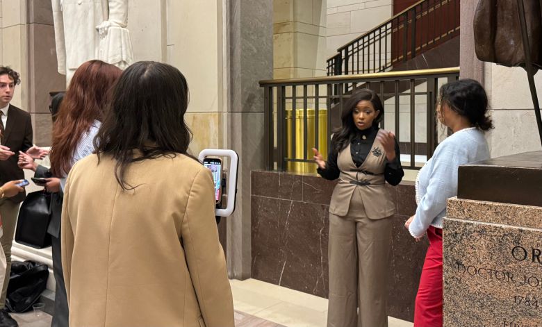 재스민 크로켓 민주당 하원의원이 7일 민주당 정책소통위원회(DPCC)가 의회에서 주최한 '미디어 로우' 행사에 참석해 발언을 하고 있다. /워싱턴=김은중 특파원