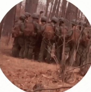 우크라이나 전쟁 현장에서 북한군인들이 러시아 교관 추정 인물과 함께 있는 장면을 우크라이나 군이 포착한 영상. /텔레그램