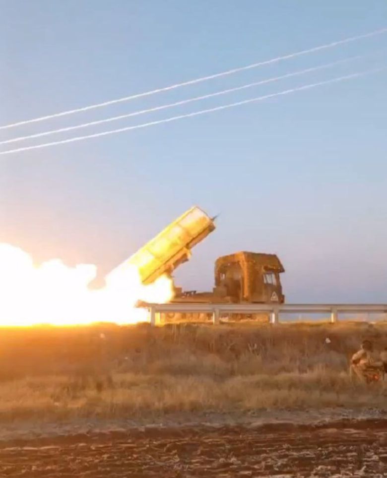 북한이 러시아에 지원한 240mm 방사포(다연장로켓포)가 현지에서 실제 사격을 하고 있다. 이 방사포는 최대 로켓포탄 22발을 연속적으로 쏠 수 있는 것으로 알려졌다. /텔레그램 채널 Тиск