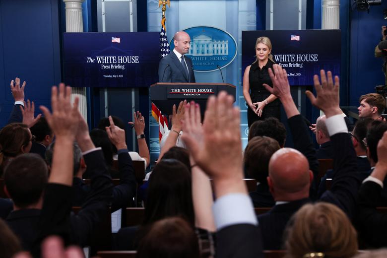 1일 백악관 브리핑룸에서 스티븐 밀러 부비서실장(왼쪽)과 캐롤라인 레빗 대변인이 언론의 질문을 받고 있다. /로이터 연합뉴스