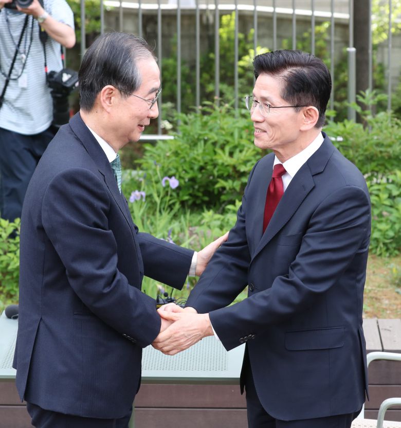 국민의힘 김문수 대선 후보와 무소속 한덕수 대선 예비 후보가 8일 국회 사랑재에서 2차 회동을 갖기 앞서 악수를 나누고 있다. /남강호기자