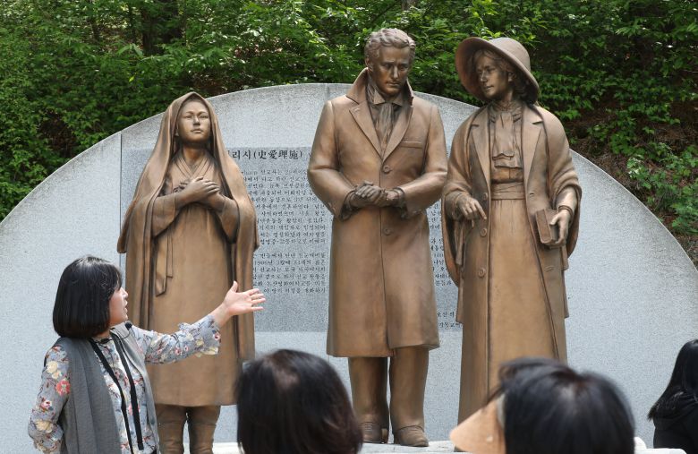 8일 오후 충남 공주 영명고등학교 뒷길 언덕에 세워진 유관순(왼쪽) 열사와 로버트 샤프·사애리시 샤프 선교사 부부 동상. /신현종 기자