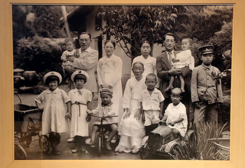 8일 오전 충남 공주시 공주기독교박물관으로 변신한 공주제일교회의 옛 성전 예배당. 교회의 역사, 건축 역사 등이 각종 자료들이 전시되고 있다. 이상화 시인과 박목월 시인과 관련한 자료도 있다. 사진은 이상화 시인의 가족 사진. /신현종 기자