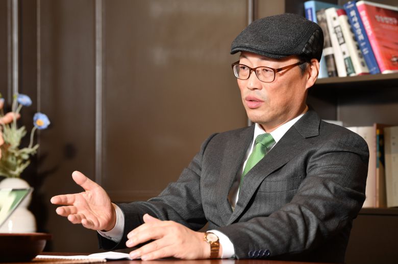 한상훈 연세대학교 법학전문대학원 교수가 작년 2월 서울 서대문구 연세대학교 광복관에서 인터뷰하고 있는 모습./한국일보