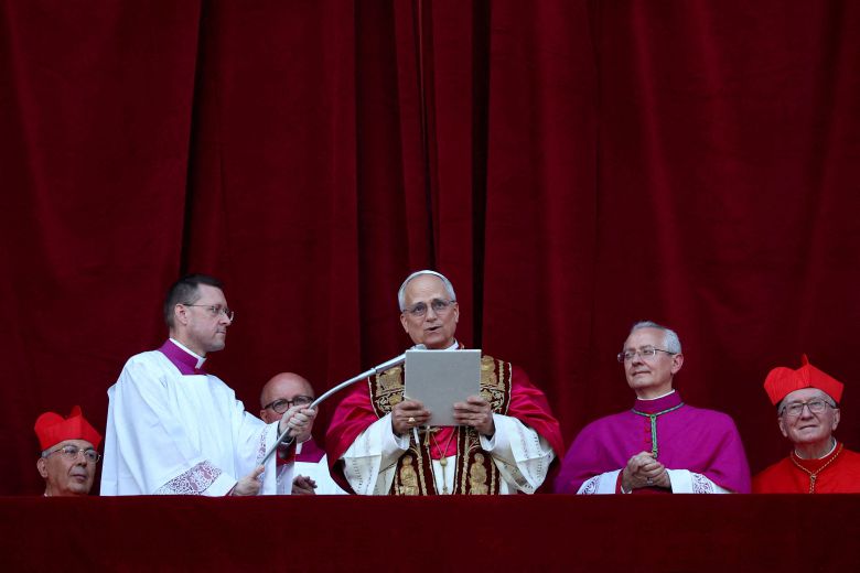새로 선출된 교황 레오 14, 로버트 프레보스트 추기경이 8일 바티칸 성 베드로 대성당 발코니에서 "도시와 세계를 위하여"(Urbi et Orbi)라는 메시지를 발표하고 있다. /로이터 연합뉴스