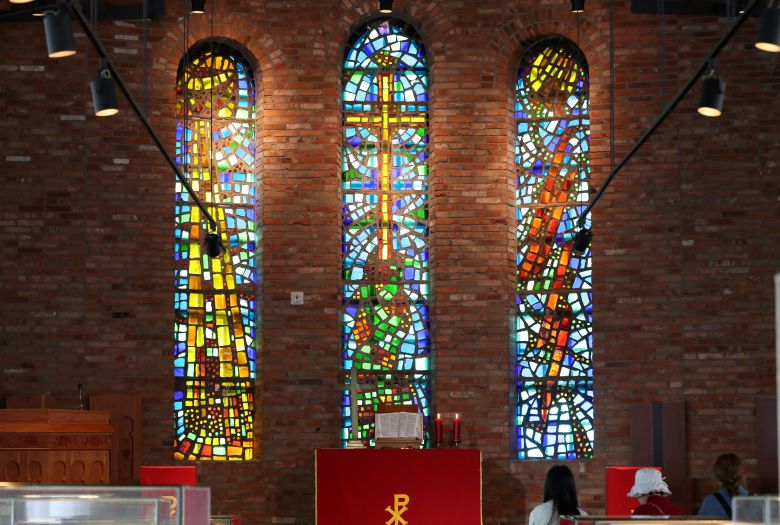 8일 오전 충남 공주시 공주기독교박물관으로 변신한 공주제일교회의 옛 성전 예배당 뒤편 스테인드글라스. 한국 스테인드글라스의 선구자인 이남규 화백의 작품이다. /신현종 기자