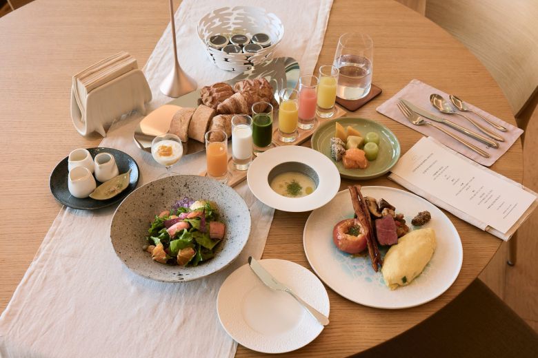 카세로지 투숙객에게 제공되는 양식 아침 식사. 음식에 사용되는 채소와 과일은 대부분 하우스시설에서 자체 생산한다. /카세로지