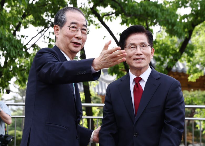 김문수 국민의힘 대통령 후보(오른쪽)와 한덕수 무소속 대선 예비후보가 8일 서울 국회 사랑재에 위치한 커피숍에서 후보 단일화 관련 회동을 하고 있다./뉴스1