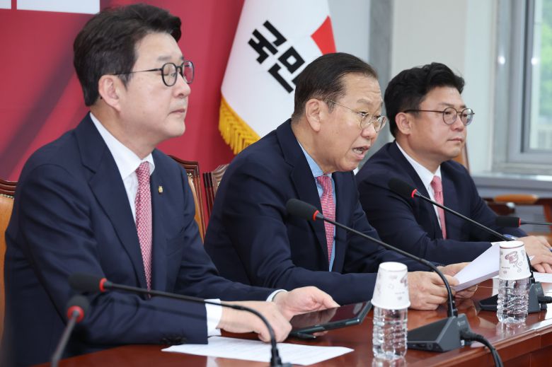 권영세 국민의힘 비상대책위원장이 10일 서울 여의도 국회에서 김문수 대통령 후보 자격 취소·한덕수 예비후보 입당 및 대선후보 등록 과정에 대해 기자회견을 하고 있다./뉴스1