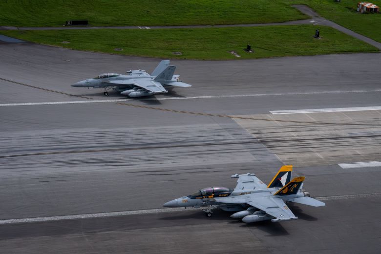 5월 6일 일본 카데나 공군기지에서 열린 정기 작전 준비 훈련 중 전자 공격대대 131에 배치된 미 해군 EA-18 그로울러 두 대가 활주로에서 엘리펀트 워크를 하기 위해 줄지어 서 있다. /미 공군