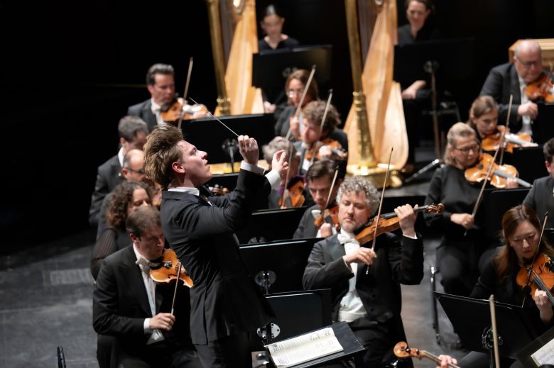 베를린 필을 지휘, 슈트라우스 '알프스 교향곡'을 연주한 20대 지휘자 클라우스 메켈레./Monika Rittershaus