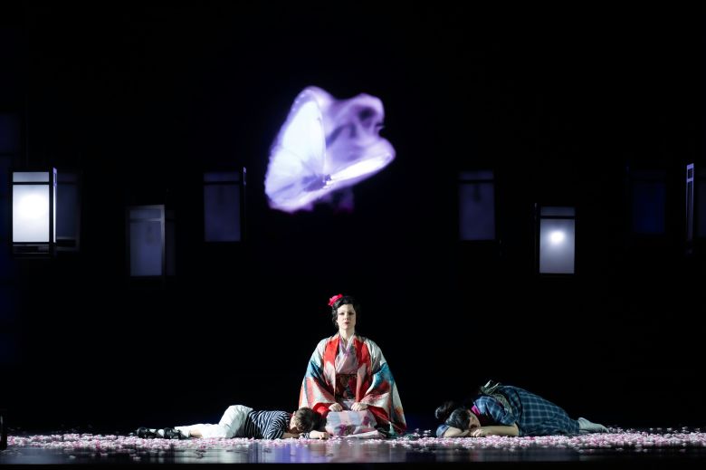 부활절 페스티벌 메인 작품인 푸치니 오페라 '나비 부인'. 베를린필을 지휘한 페트렌코는 정확하고 중량감있는 사운드를 빚어내며 청중을  압도했다. 주인공 초초상을 연기한 이탈리아 소프라노 엘레오노라 부라토/c Monika Rittershaus