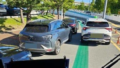 휴가철 김해공항 도착층 진입로 입구에 무분별하게 불법주차된 차량들로 공항 리무진 버스 등이 진입에 어려움을 겪는 등 차량 통행에 차질을 빚었다. /온라인 커뮤니티