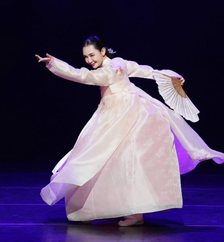 2024년 11월 서울무용제에서 채시라의 춤사위 /서울무용제