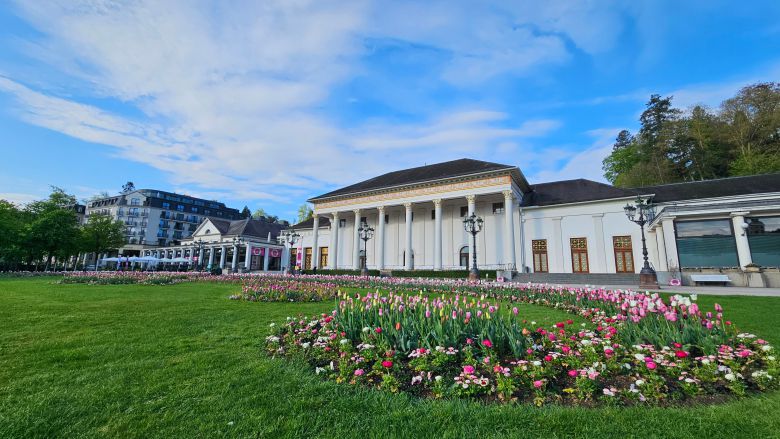 바덴바덴 문화예술의 중심인 쿠르하우스. 카지노와 공연장을 함께 수용한다. 도스토옙스키는 이 카지노에서 거액을 탕진하고 소설 '노름꾼'을 썼다. 4월 중순 쿠르하우스 앞 풀밭엔 튤립꽃이 만개했다./김기철기자