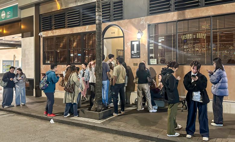 2025년 3월 29일 홍콩 바 ‘리오네(Leone)’ 앞.문을 열기 전부터 길게 줄이 선다. /김지호 기자