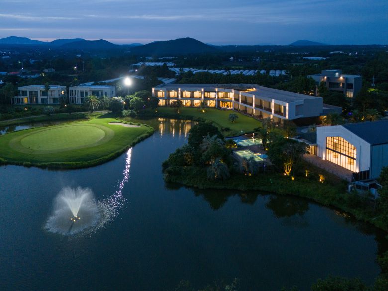 제주 부티크 호텔 '카세로지' 전경. 모든 객실이 샤인빌파크 골프장을 바라보고 있다. /카세로지