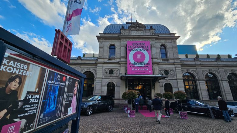 1998년 개관한 바덴바덴 페스티벌 극장. 옛날 기차역을 개조해 극장  출입구로 활용했다. 조성진은 공연 포스터에 간판으로 등장할 만큼, 이곳에서 스타 대접을 받는다./김기철기자