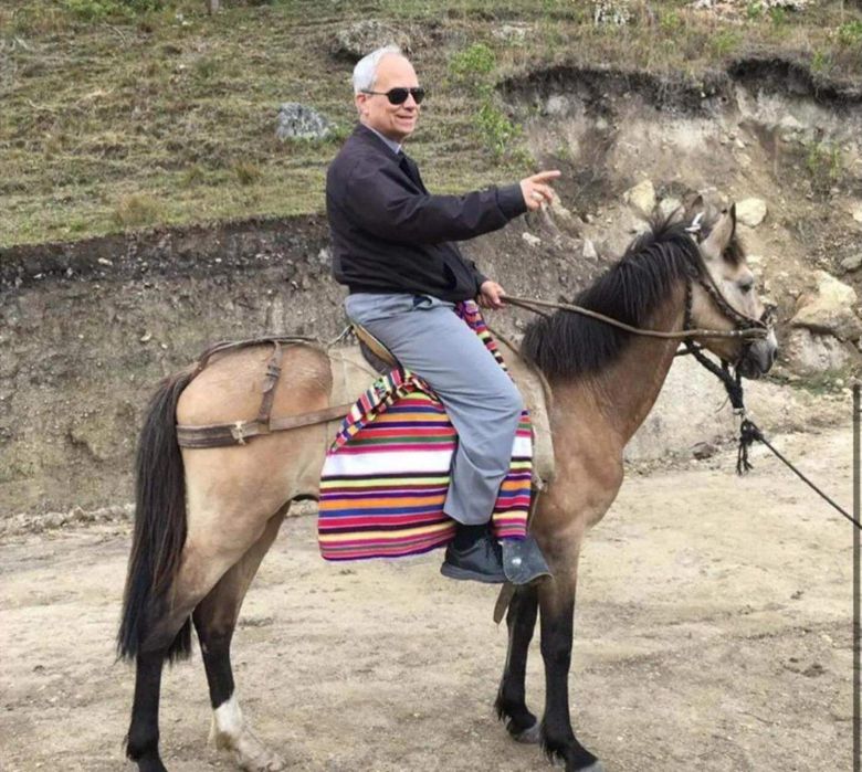 페루‘잉카 문양’ 말 타고… - 선글라스를 쓴 채 말 등에 앉아 있는 레오 14세. 잉카 전통 문양이 새겨진 천이 안장에 덮여 있다. 과거 페루에서 활동하던 주교 시절 촬영된 사진으로 추정된다. /소셜미디어