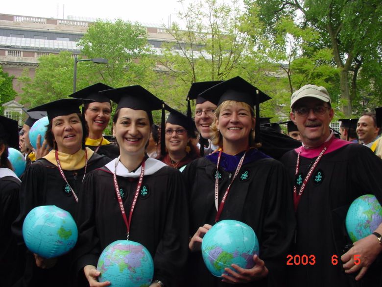 2003년 6월5일 하버드대 졸업식에 참석한 케네디 행정대학원(HKS) 학생들이 조셉 나이 학장이 준비한 지구모형의 비밀 공을 들고 활짝 웃고 있다. HKS 학생들은 이날 졸업식에서 HKS가 호명되자 '하나의 세계'를 상징하는 이 공을 일제히 들어올렸다./이하원 기자