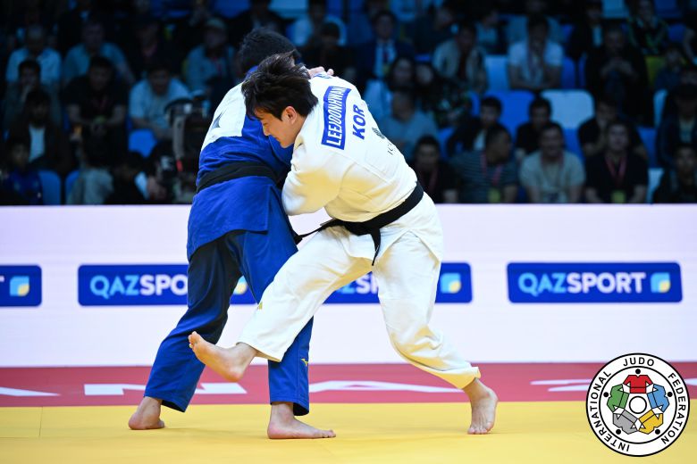 이준환이 10일 열린 IJF(국제유도연맹) 카자흐스탄 그랜드슬램 남자 81kg급 결승에서 일본의 나가세 다카노리에게 공격을 하고 있다. /IJF