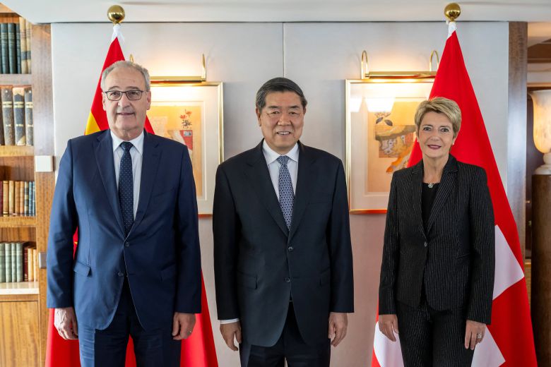 가이 파멜린(왼쪽부터) 스위스 경제부 장관, 허 리펑 중국 부총리, 카린 켈러-슈터 스위스 대통령이 9일 스위스 제네바에서 미중 무역 회담을 앞두고 열린 스위스-중국 양자 회담에서 기념촬영을 하고있다./로이터 연합뉴스