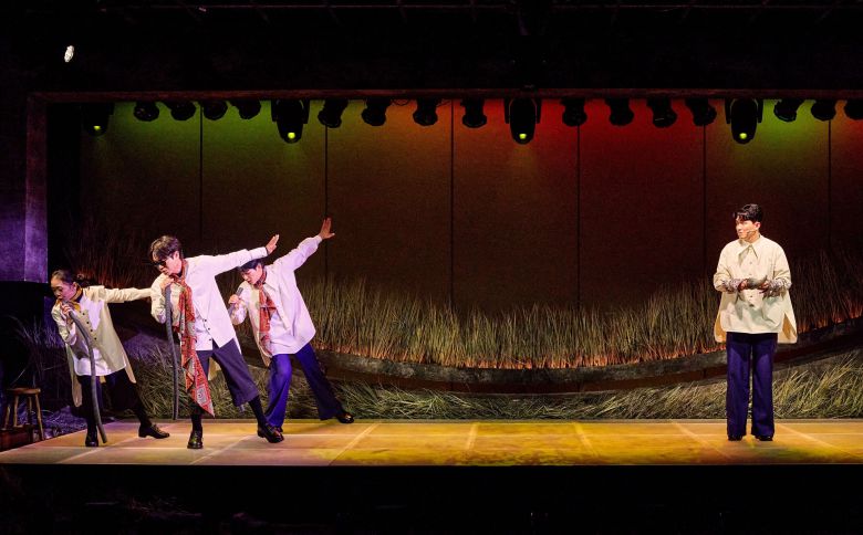 뮤지컬 '긴긴밤'의 아기 펭귄 최은영양(맨 왼쪽) 공연 모습. /라이브러리컴퍼니