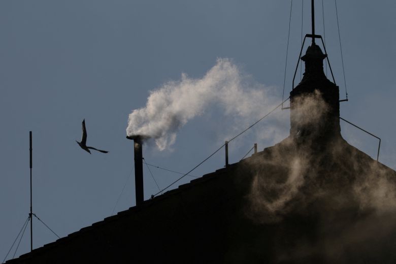 8일 바티칸 시스티나 성당에서 새 교황이 선출됐다는 사실을 알리는 흰 연기가 피어 올랐다./로이터 연합뉴스