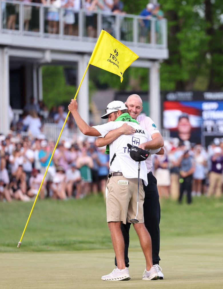 제프 슈트라카가 PGA투어 2025 트루이스트 챔피언십에서 우승한 뒤 캐디와 포옹하며 기쁨을 나누고 있다. /Bill Streicher-Imagn Images 연합뉴스