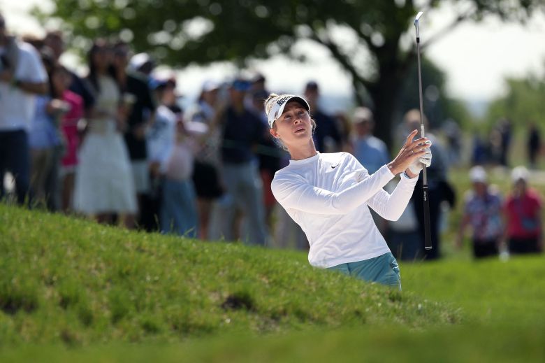 넬리 코르다가 12일 미국 뉴저지주 리버티 내셔널 골프클럽에서 열린 LPGA 투어 미즈호 아메리카스 오픈 4라운드 3번홀에서 벙커샷을 하고 있다./AFP 연합뉴스