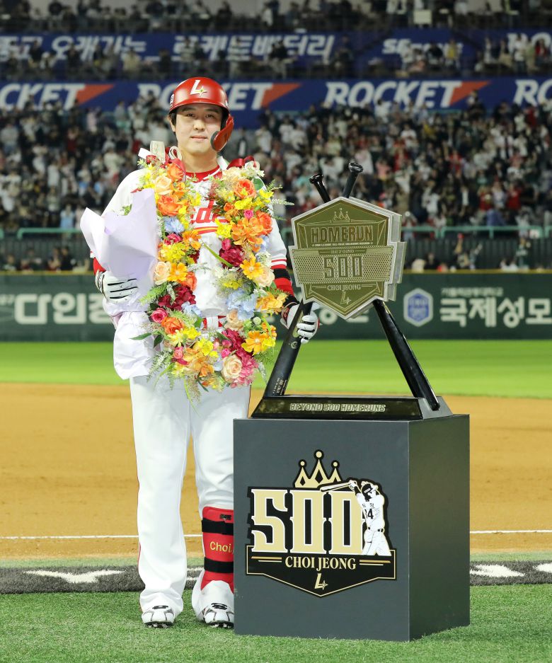 SSG 최정이 13일 개인 통산 500호 홈런을 터트린 뒤 기념 상패 앞에서 기념 촬여을 하고 있다./SSG 제공