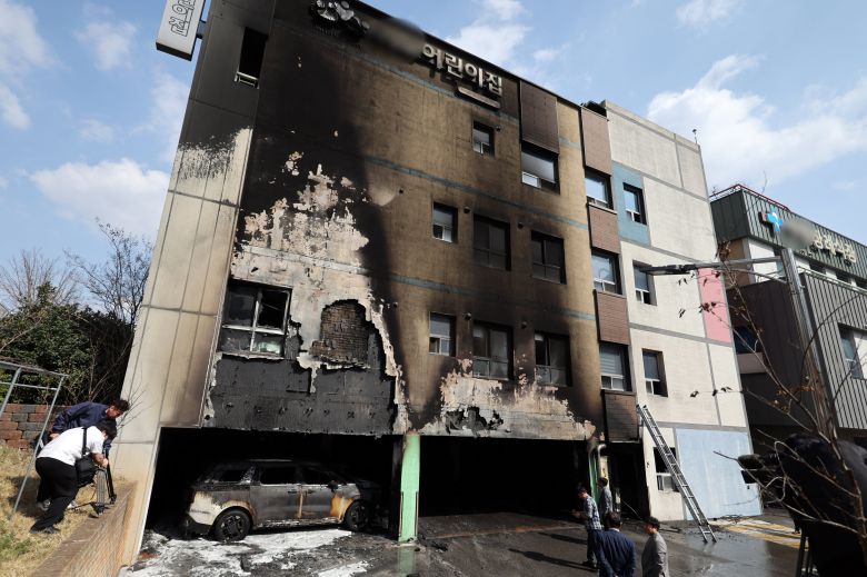 지난 3월 31일 광주 광산구 신가동 한 종합병원 어린이집 건물에서 화재가 발생해 건물 외벽과 주차된 차량 9대를 모두 태웠다. /연합뉴스