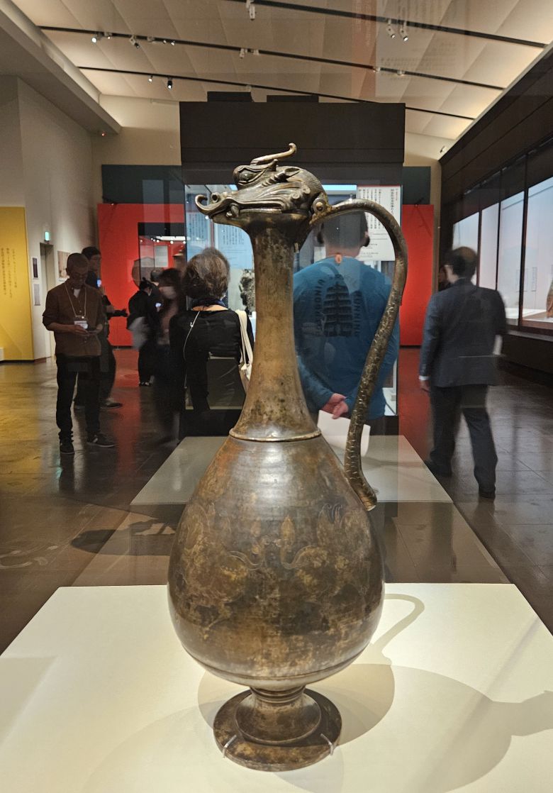 국보 '용수수병'. 동서 문화가 결합한 7세기 아스카 시대 물병이다. 물병 입구를 장식한 용 머리는 중국, 몸통에 새겨진 날개 달린 말은 그리스 로마에서 유래해 실크로드 각 지역의 조형미가 융합된 기념비적 걸작이다. 도쿄국립박물관 호류지헌납보물. /허윤희 기자