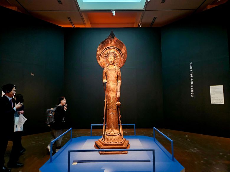 일본 나라국립박물관 특별전 전시 입구에 놓인 나라 호류지 '백제관음'. 7세기 아스카시대 불상이다. /허윤희 기자