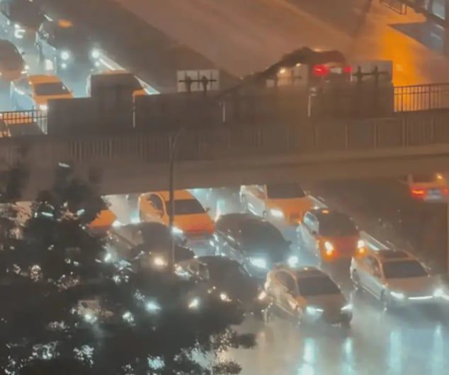 일부 차량이 우박을 피하기 위해 다리 아래에 멈춰서면서 교통 체증이 발생한 모습. /중국 소셜미디어