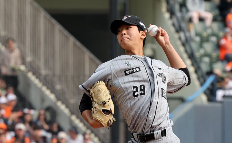 엄상백을 대신해 1군 선발 로테이션에 합류할 것으로 예상되는 한화 신예 투수 황준서./뉴스1