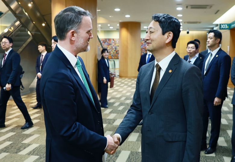 16일 오후 제주 서귀포시 제주국제컨벤션센터(ICC)에서 안덕근(왼쪽) 산업통상자원부 장관이 제이미슨 그리어 미국 무역대표부(USTR) 대표와 악수하고 있다. 지난달 미국 워싱턴 DC에서 열린 ‘재무·통상 장관 2+2 협의’ 이후 3주 만에 만난 두 사람은 다음 주 중으로 양국 간 관세에 관한 2차 협상을 열기로 의견을 모았다./산업통상자원부