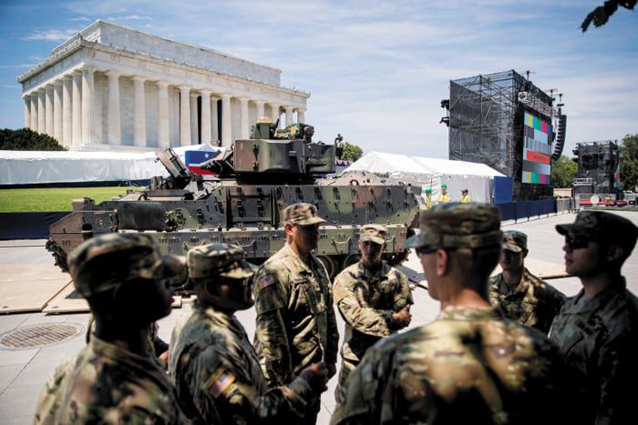 미국 독립기념일(7월 4일) 하루 전인 2020년 7월 3일 미군의 브래들리 장갑차가 독립기념일 행사가 열리는 워싱턴 링컨기념관 앞에 배치되고 있다. /AP 연합뉴스