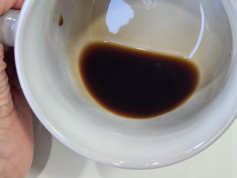 돌체타 푸룬스틱을 컵에 따라낸 모습. /사진=더비비드