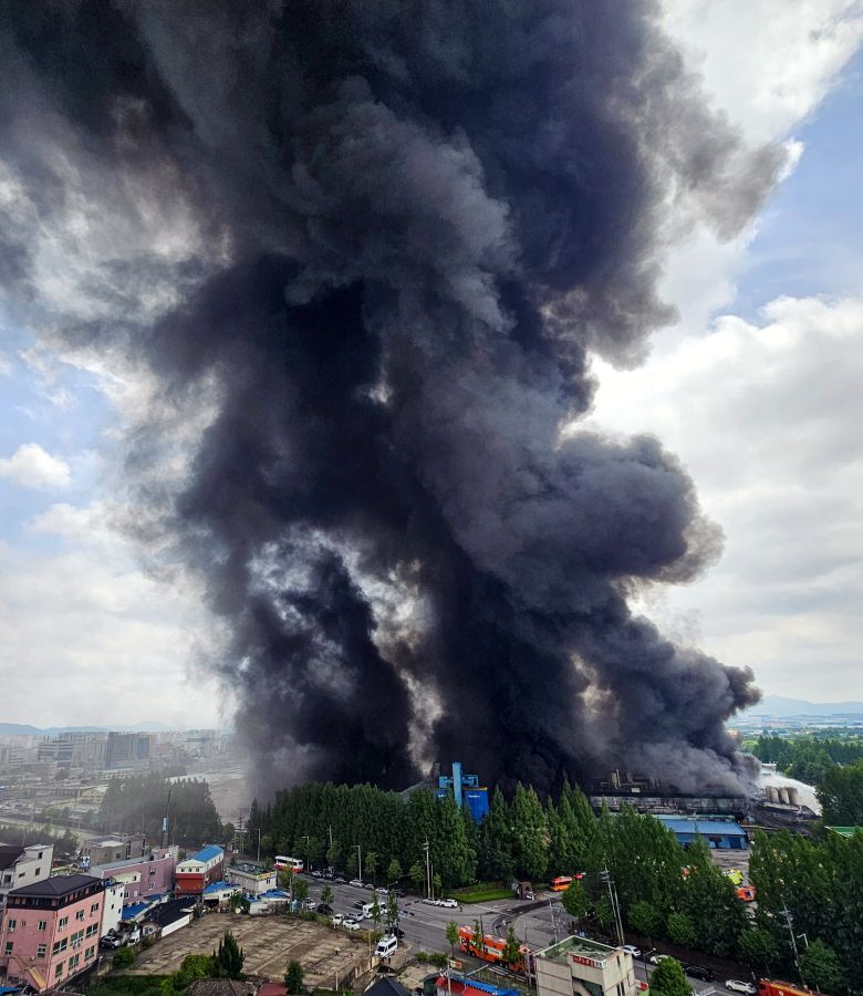 17일 오전 광주광역시 광산구 소촌동 금호타이어 광주공장에서 대형화재가 발생해 검은 연기가 하늘 뒤덮고 있다. 타이어 원료인 생고무가 타면서 진압에 어려움을 겪고 있다./김영근 기자