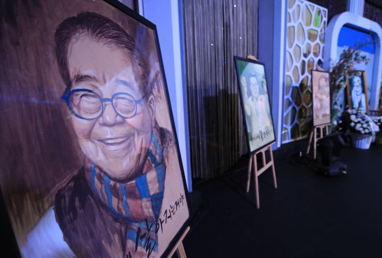 2022년 7월 서울 종로구 낙원상가 내 모두의극장에 마련된 고(故) 송해 49재 추모 행사장에 고인의 영정이 놓여 있다. /뉴스1