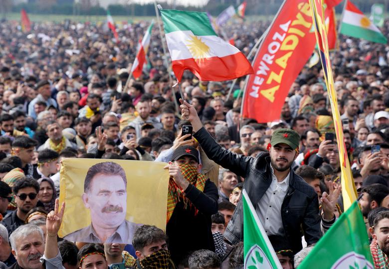 지난 3월 튀르키예 이스탄불에서 열린 집회에서 참가자들이 쿠르드족 분리주의 무장단체 쿠르드노동자당(PKK)의 설립자 압둘라 외잘란의 사진과 쿠르드자치정부 깃발 등을 흔들고 있다./로이터 연합뉴스