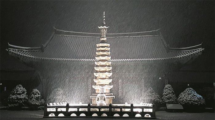 월정사의 눈 내리는 밤 풍경. /월정사