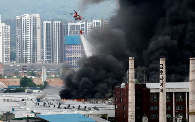 17일 오전 7시 11분 광주 광산구 소촌동 금호타이어 광장공장에서 화재가 발생해 소방당국이 진화 작업을 하고 있다. /뉴스1