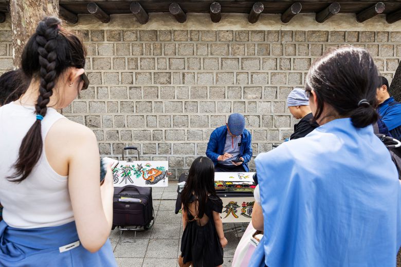 중장년층은 우연히 지나가다 발견하고 의뢰를 한다면 젊은 층은 “내 할아버지를 만나리라”는 마음으로 단단히 준비하고 온 모양새. /양수열 영상미디어 기자