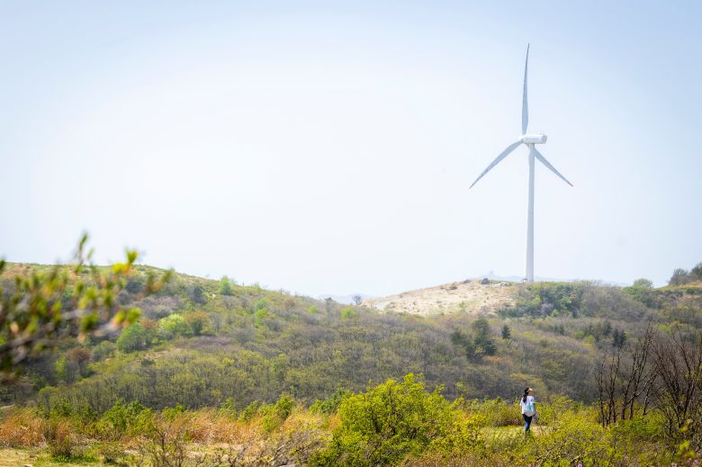 하늘 아래 드넓은 고원과 만나는 선자령 정상부. 풍력발전기가 눈에 들어오기 시작하면 걷기 여행자처럼 천천히 걸어도 좋을 일이다. / 이신영 영상미디어 기자